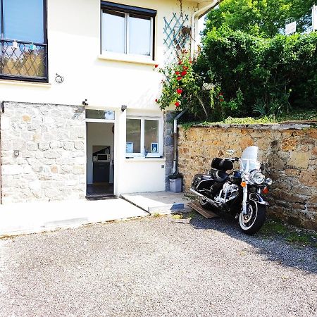 Naves  Du Coq A L'Ame Bed & Breakfast エクステリア 写真