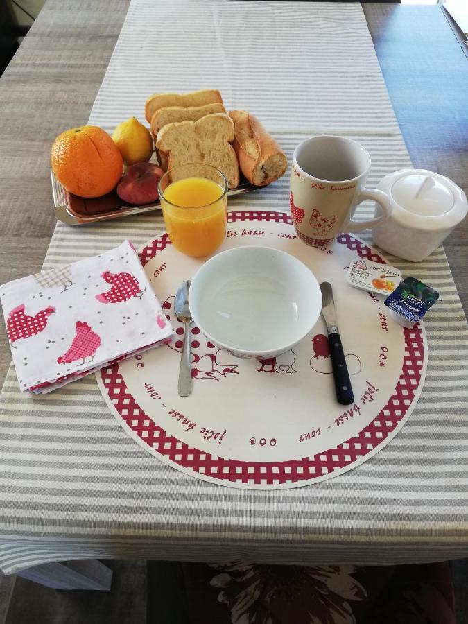 Naves  Du Coq A L'Ame Bed & Breakfast エクステリア 写真