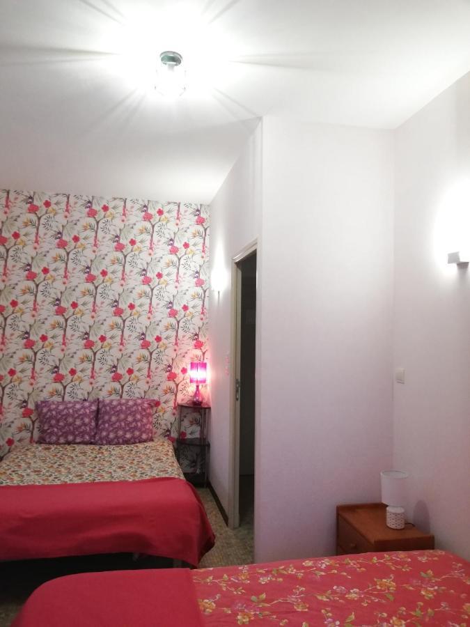 Naves  Du Coq A L'Ame Bed & Breakfast エクステリア 写真