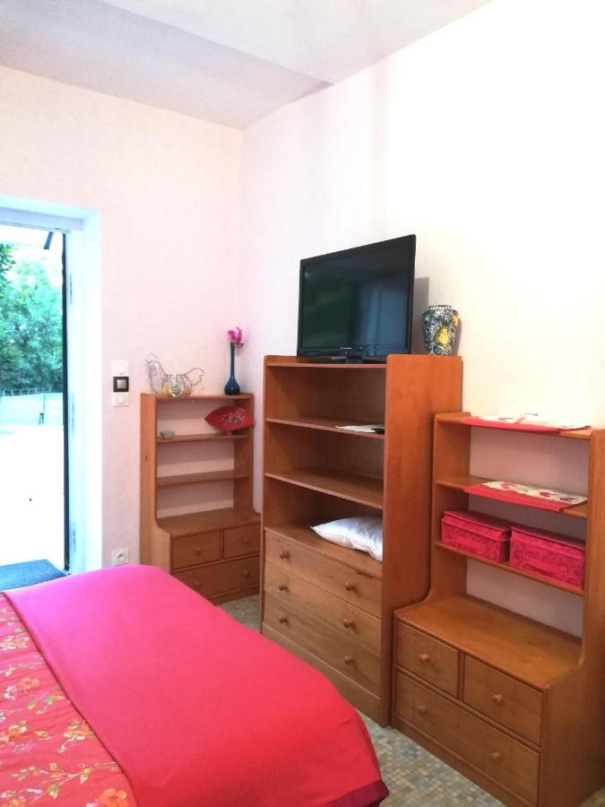 Naves  Du Coq A L'Ame Bed & Breakfast エクステリア 写真