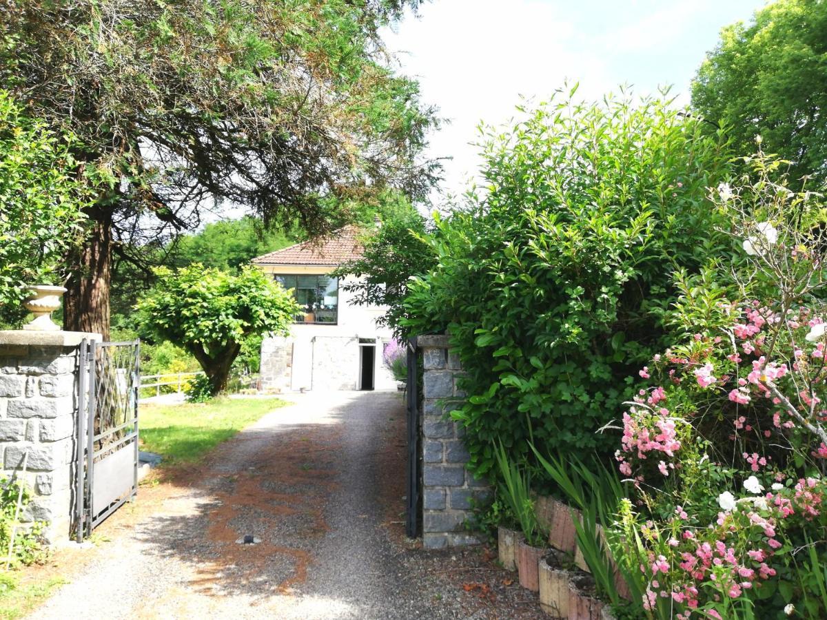 Naves  Du Coq A L'Ame Bed & Breakfast エクステリア 写真